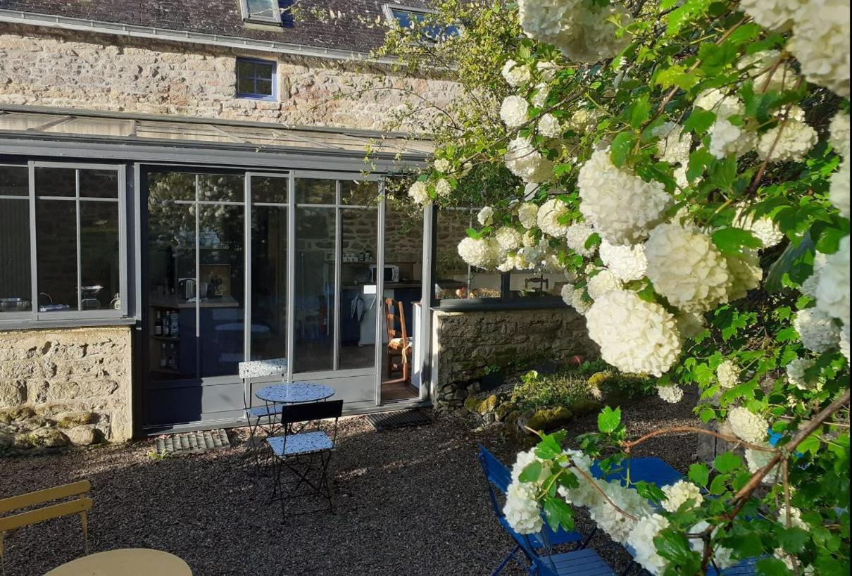 Des Feuilles Et Des Hiboux Hotel Plescop Exterior photo